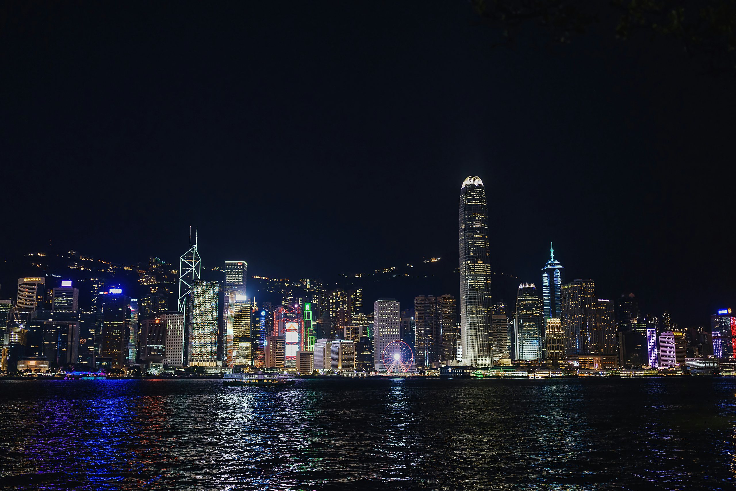 维多利亚港的夜景,香港岛天际线在水面留下灯光倒影